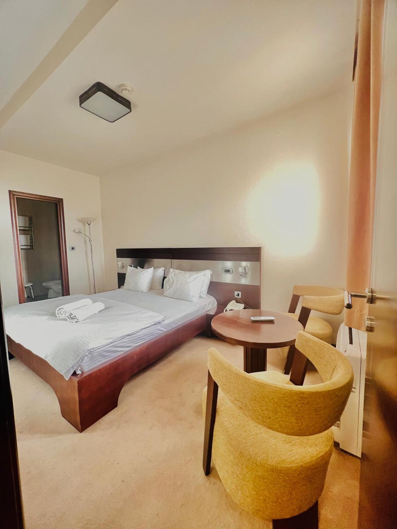 Hotel Aria Mitrovici  Luaran gambar